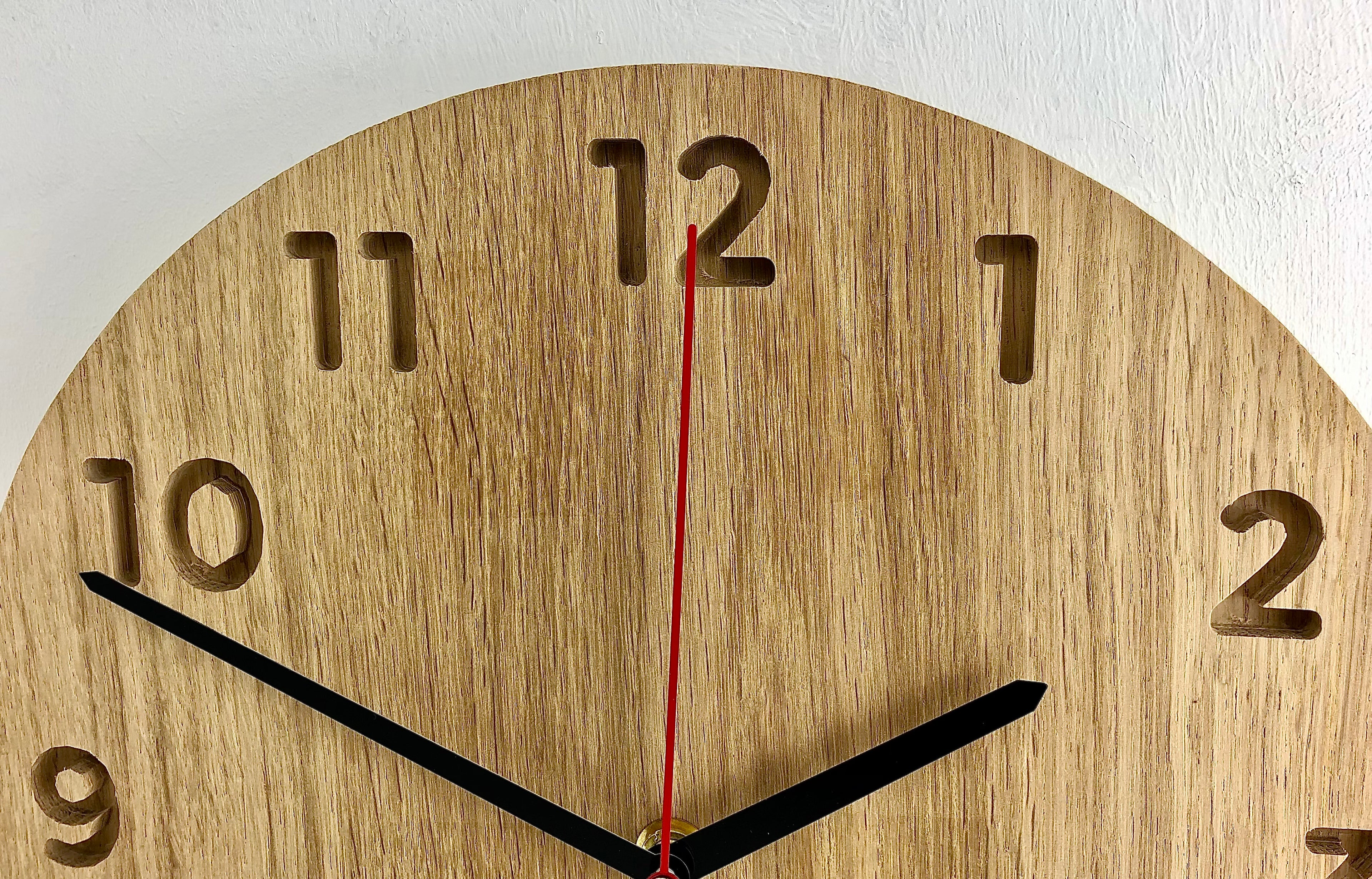 Holz Wanduhr aus Eiche - 28 cm - mit Zahlen