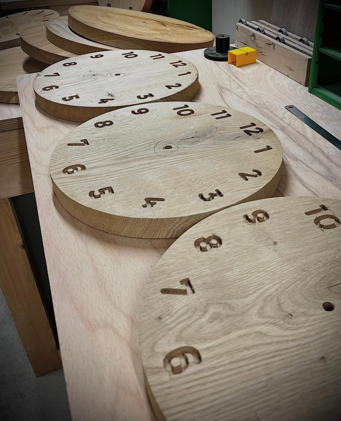 Holz Wanduhr aus Eiche - 28 cm - mit Zahlen